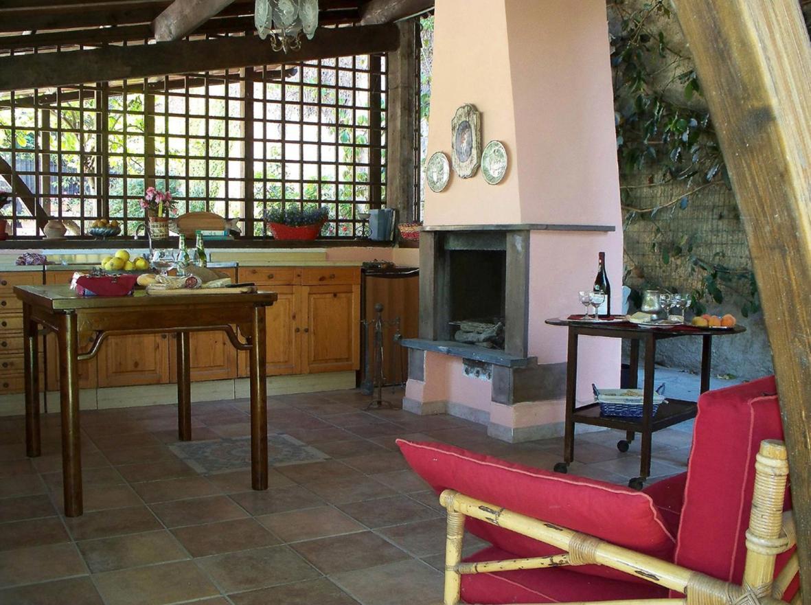 La Tana Del Tasso Ventimiglia Bed & Breakfast Exterior photo