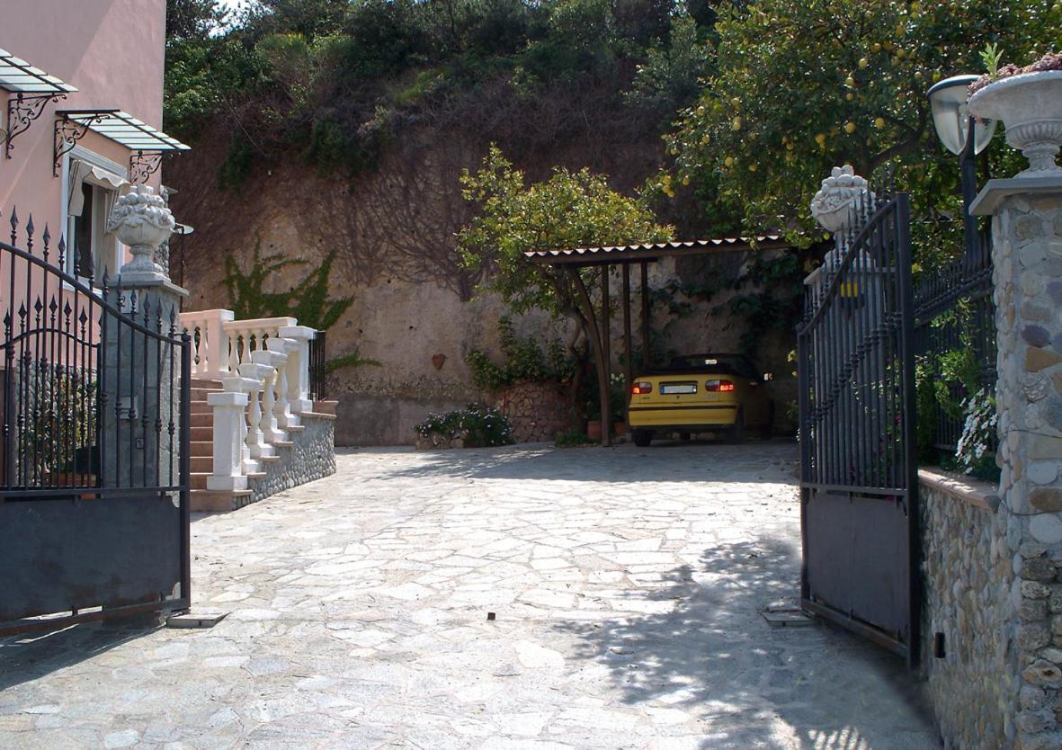 La Tana Del Tasso Ventimiglia Bed & Breakfast Exterior photo