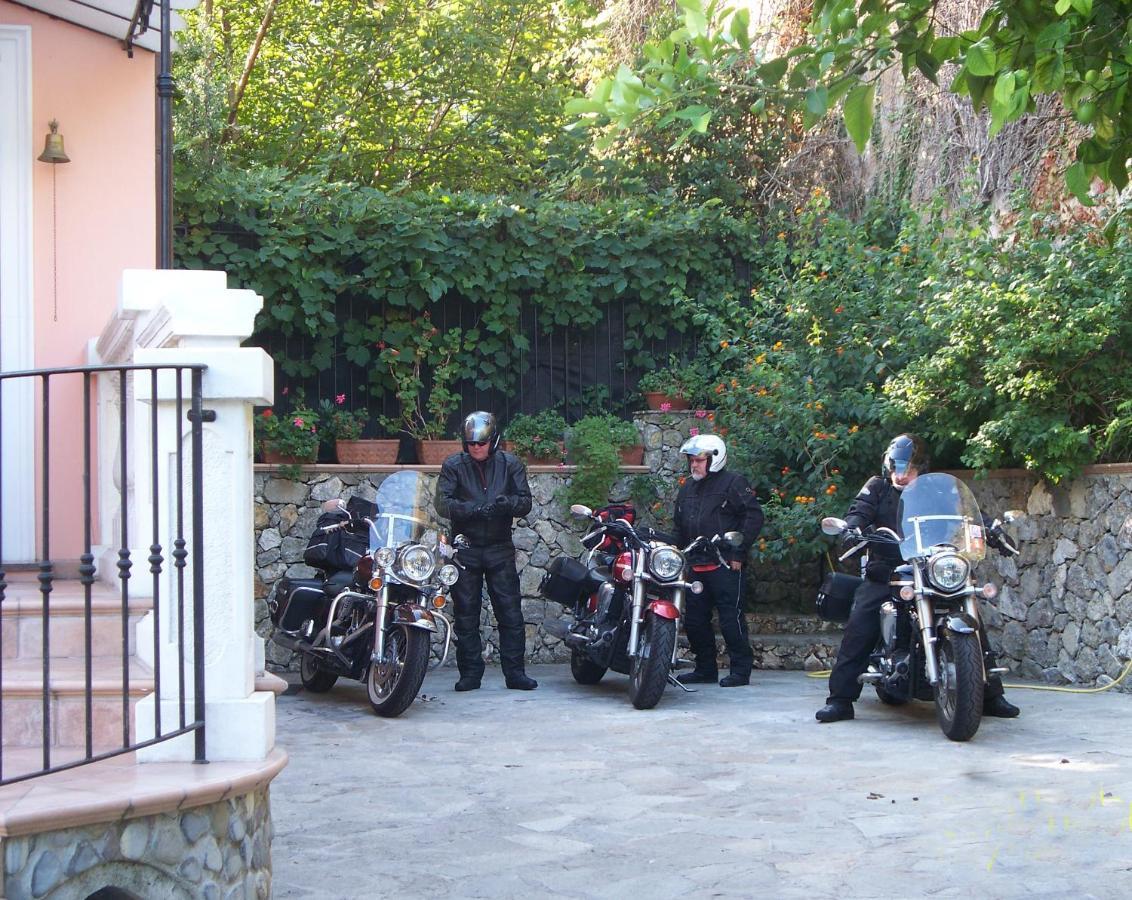 La Tana Del Tasso Ventimiglia Bed & Breakfast Exterior photo